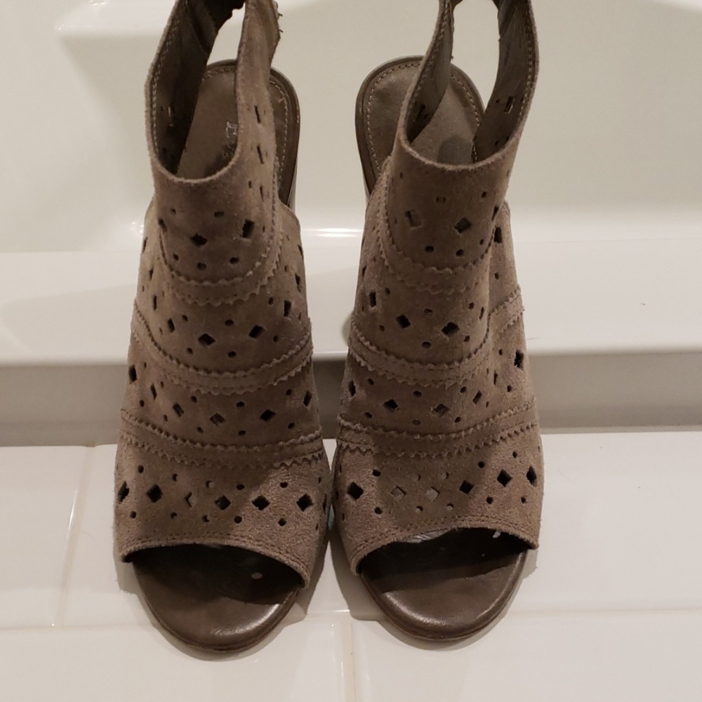Size 8.5 Eva and Zoe grey suede shoes